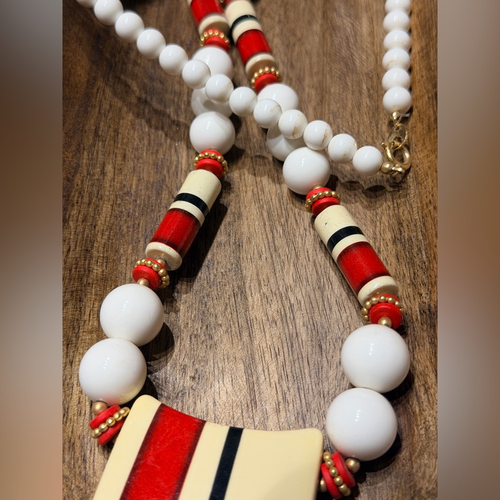 Elegant Red and White Beaded Necklace Vintage 80’s approx 20-24”